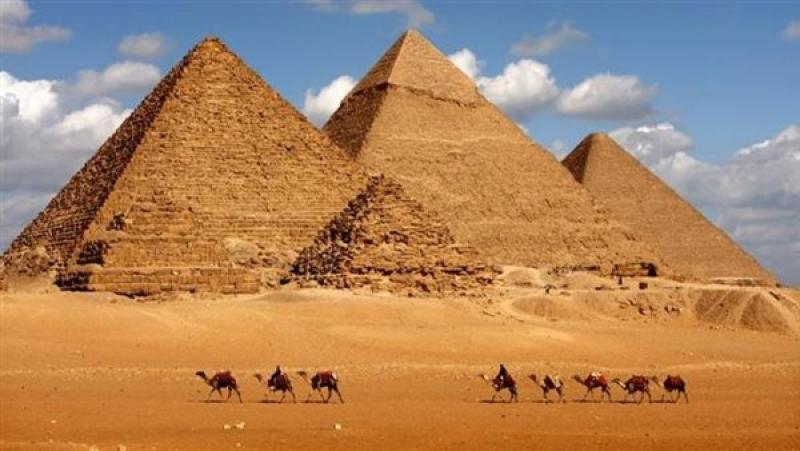 إقبال كبير على أهرامات الجيزة.. أكثر من 10 آلاف زائر في ثاني أيام العيد