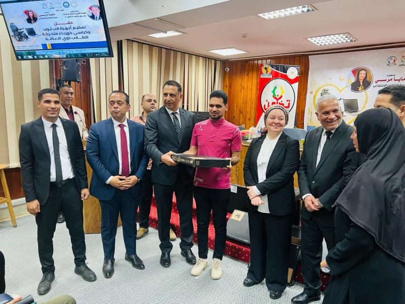 توزيع لابتوبات ناطقة وكراسي متحركة لطلاب جامعة المنيا ضمن مبادرة دعم ذوي الإعاقة