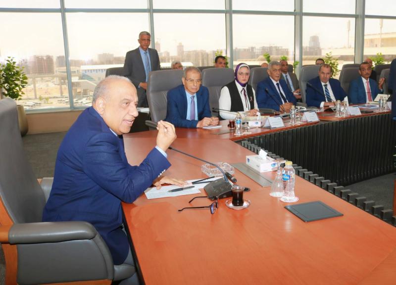 وزير الكهرباء يجتمع برؤساء الشركات ويوجه برفع درجة الاستعداد لمجابهة ارتفاع الأحمال وزيادة الاستهلاك