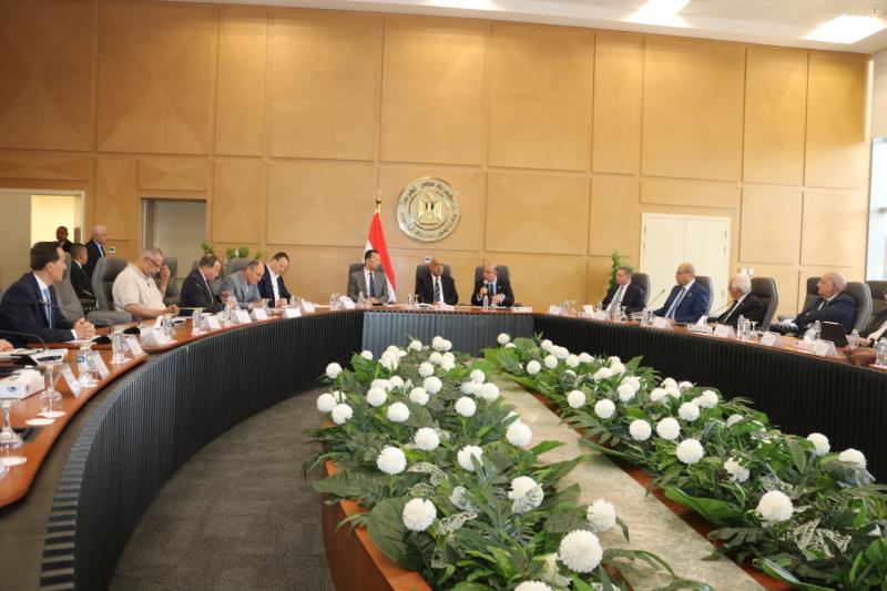 وزراء الكهرباء والاتصالات والاستثمار يبحثون توطين صناعة مراكز البيانات والاعتماد على الطاقة المتجددة