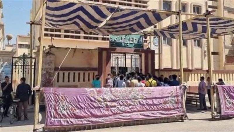 توافد طلاب الثانوية العامة على اللجان لأداء امتحان اللغة العربية