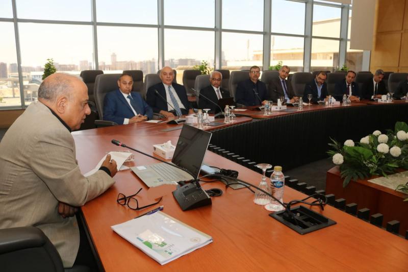 وزير الكهرباء يجمع خبراء الجامعات لوضع خريطة مستقبل الطاقة الشمسية والرياح في مصر
