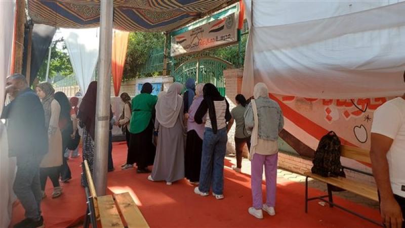 توافد طلاب الثانوية العامة بالجيزة على لجان امتحان الكيمياء والجغرافيا