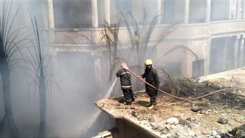 السيطرة على حريق بمخلفات وأشجار داخل محكمة المنشاة القديمة بسوهاج دون إصابات