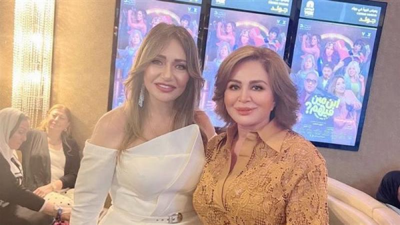”فيلم جميل”.. إلهام شاهين تفاجئ أبطال فيلم ”ابن مين فيهم” في العرض الخاص
