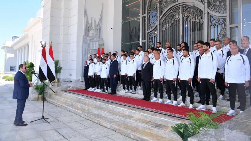 الرئيس السيسي يمنح لاعبي المنتخب الوطني وأعضاء الجهازين الفني والإداري كأس الفخر والاعتزاز وأوسمة تكريمية