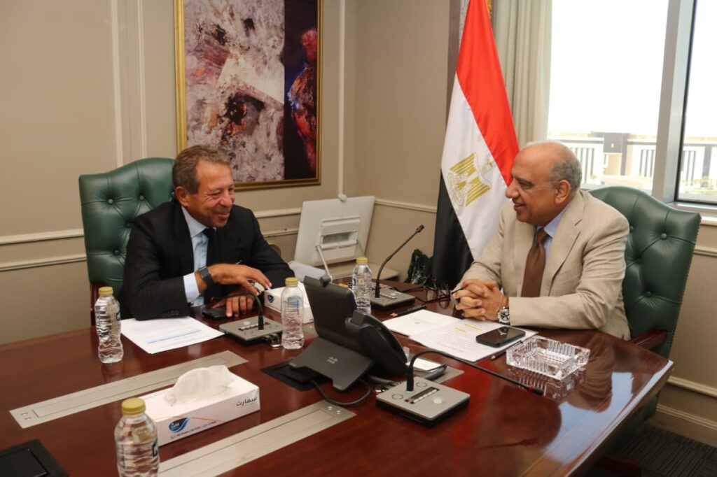 وزير الكهرباء يتابع مع أوراسكوم مستجدات تنفيذ مشروعات طاقة الرياح برأس شقير